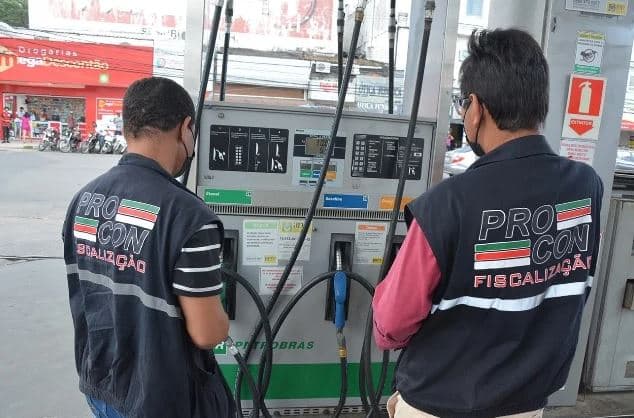 Procon notifica postos de gasolina para fazer cumprir decreto federal