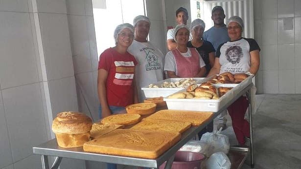 Poções: Agricultores familiares comercializam produtos derivados da mandioca
