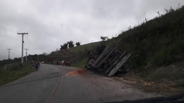 Acidente na BA-262: caminhão carregado de cimento tomba entre Poções e Nova Canaã.