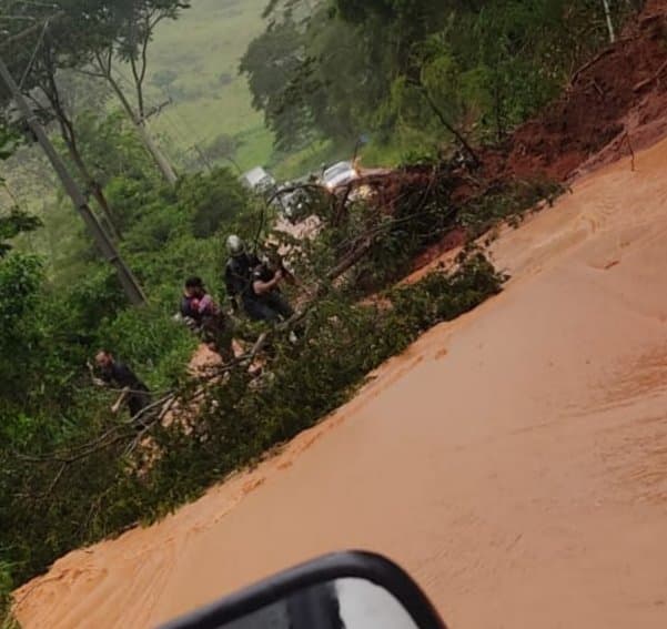 Urgente: Temporal deixa estragos e rodovia BA-262 fica interditada entre Poções e Nova Canaã
