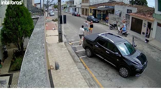 Mundo Cão: Homem leva golpe de facão em briga por lixo na calçada