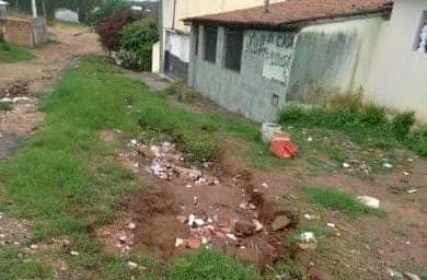Drama Urbano em Poções: Morador do bairro Tiradentes cobra pavimentação na rua Professor Pinho
