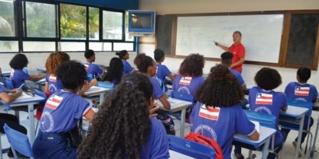 Bahia não garante pagamento do novo piso salarial aos professores