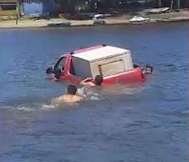 VÍDEO: carro é arrastado por correnteza de rio na BA e moradores se jogam na água para recuperar veículo
