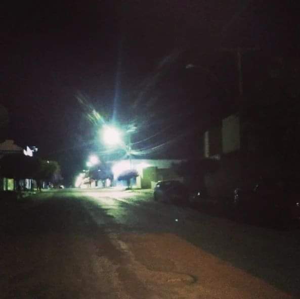 Poções na Escuridão: Poste sem iluminação causa transtorno na Avenida Cônego Pithon, em frente a Igreja Batista Esperança.