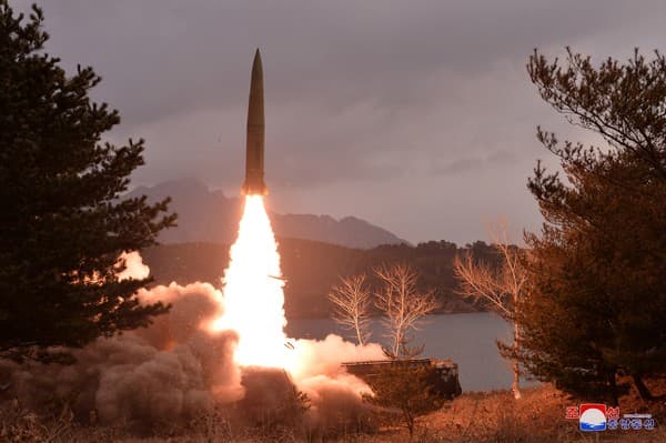 Coreia do Norte lança dois mísseis em exercício militar, diz agência estatal