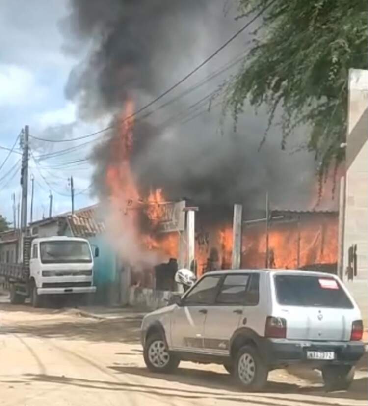 Incêndio atingiu ferro velho em Poções; dono diz que cozinhava perto de pneus quando fogo atingiu objetos