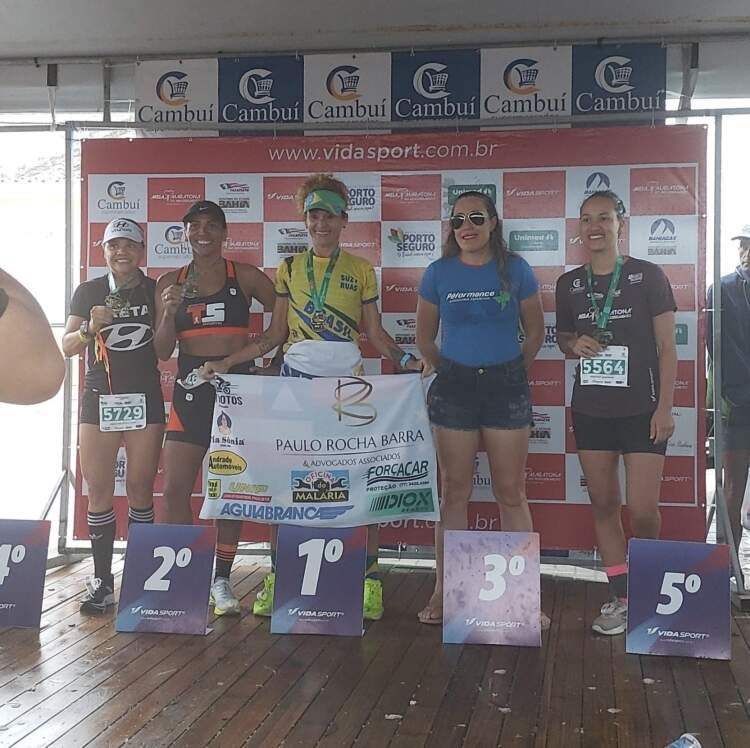 Debaixo de chuva! Suzy Ruas conquista mais uma vitória na Meia Maratona do Descobrimento, em Porto Seguro.