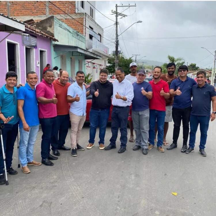 Ouvindo o povo: Deputado Antônio Brito sai às ruas, em Lafaiete Coutinho.