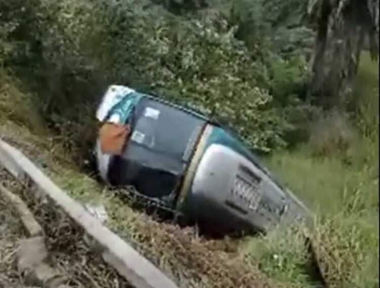 Urgente: Ônibus da Camurujipe cai em ribanceira às margens de rodovia