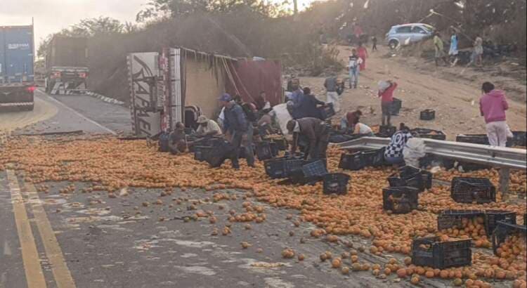 Boa Nova: Caminhão carregado de tangerina tomba na BR-116, trecho do entroncamento