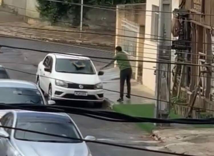 Homem com transtornos psiquiátricos causa vandalismo no bairro Alto Maron em Conquista
