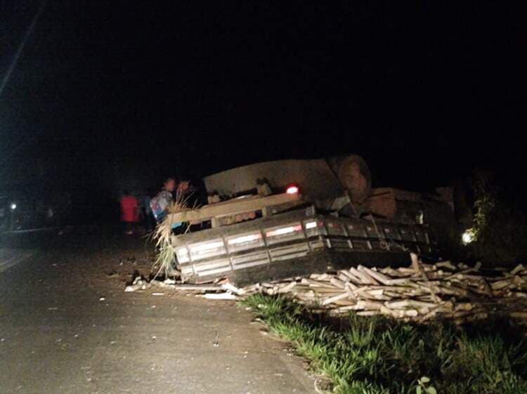 Acidente na BA-262: Caminhão carregado de palmito tomba entre Poções e Nova Canaã