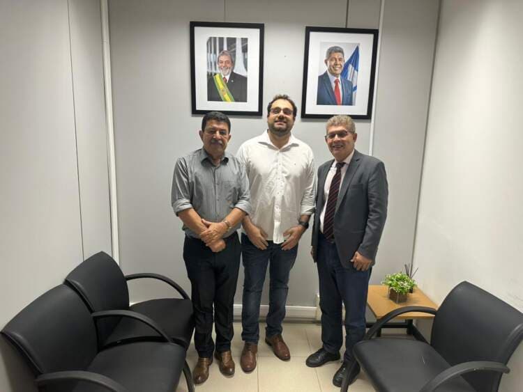 Boa Nova: Adonias e Dr. Antonio buscam mais avanços para saúde e infraestrutura em reunião com deputado Zé Raimundo.