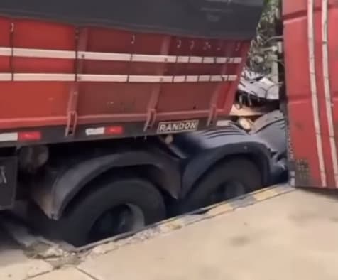 Carreta afunda no piso e tomba sobre carro no posto fiscal de Vitória da Conquista