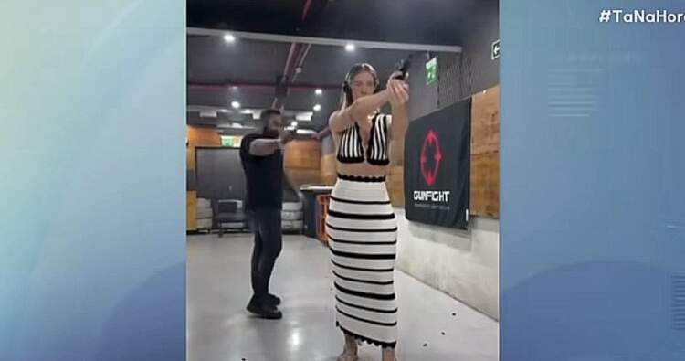Namorado coloca vida de modelo em risco em stand de tiro.