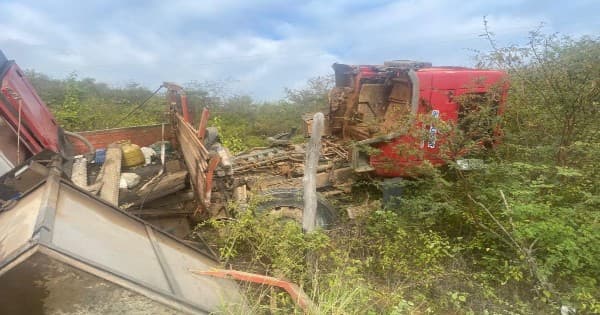 Caminhão perde o freio e se envolve em acidente na BA-640, próximo a Mirante