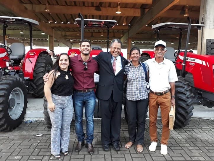 Poções: Deputado Antonio Brito e Vereador Eduardo Barbosa entregam trator agrícola para Associação do Roçado Grande
