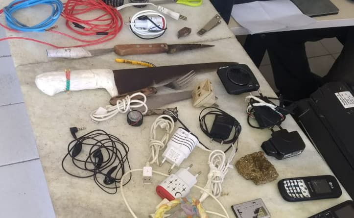 Poções: Celular, droga, corda e arma branca são encontrados com os detentos no Complexo Policial