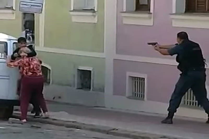 No limite: Viralizam imagens de assaltante que fez idosa refém e foi abatido por policial; Assista