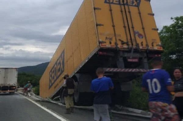 Manoel Vitorino: Caminhão dos Correios se envolve em acidente na BR-116