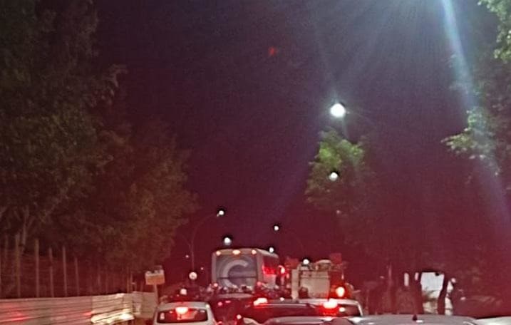 Urgente: Polícia evita mulher de se jogar da ponte