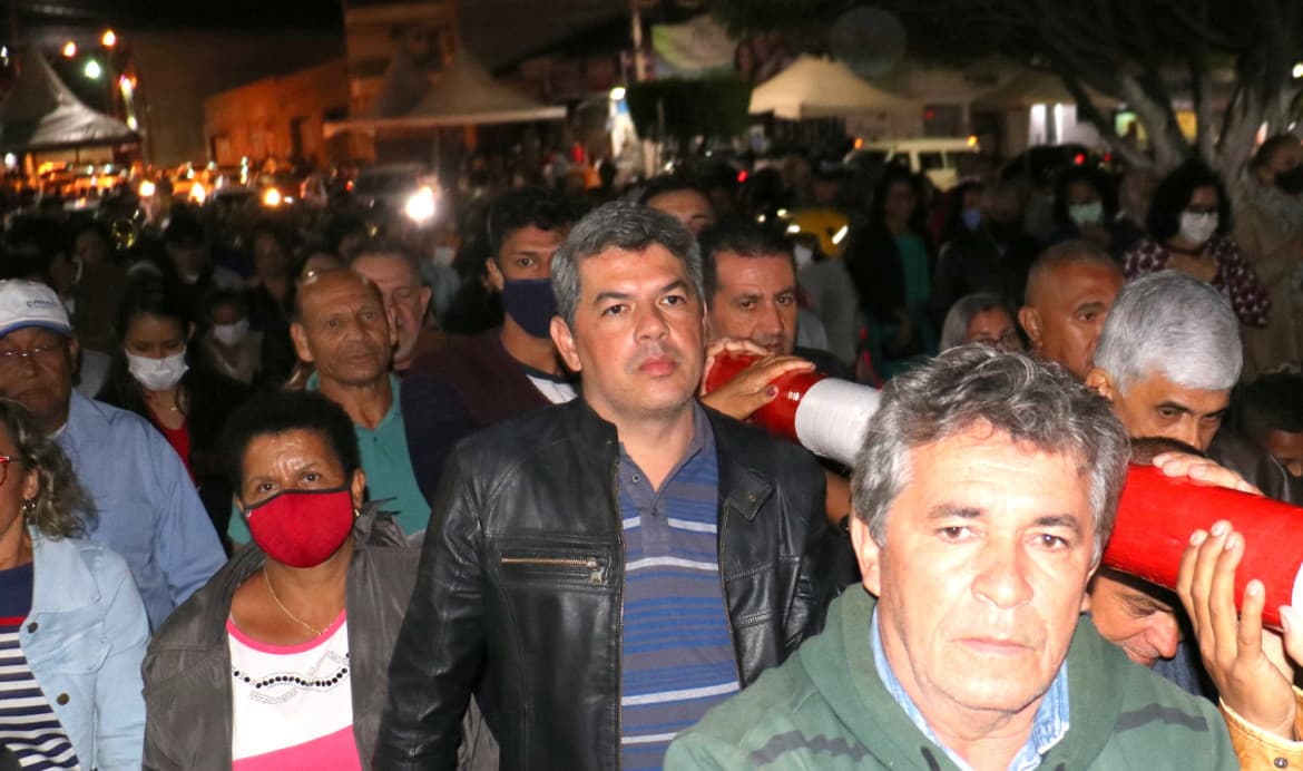 Festa do Divino 2022: No meio do povo, Léo vive grande emoção nas ruas de Poções.