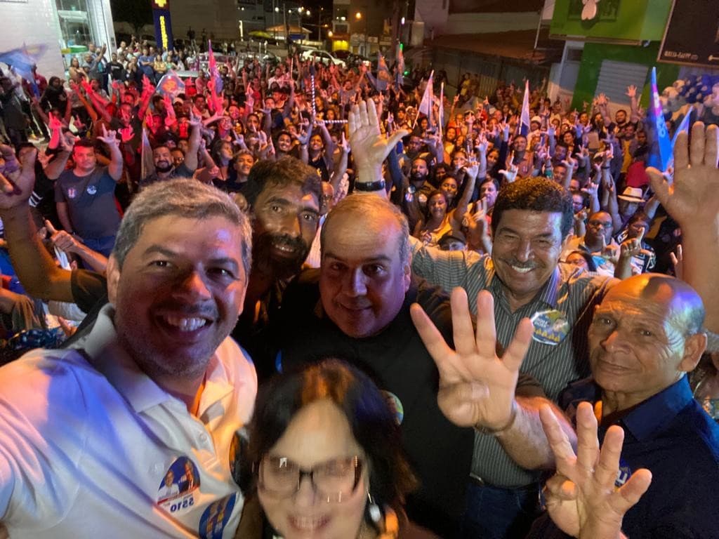 Eleições 2022 em Poções: Com presença de Léo, Sandro, Brito e Adonias, multidão comparece ao Encontro Político e evento teve que ser realizado na rua.