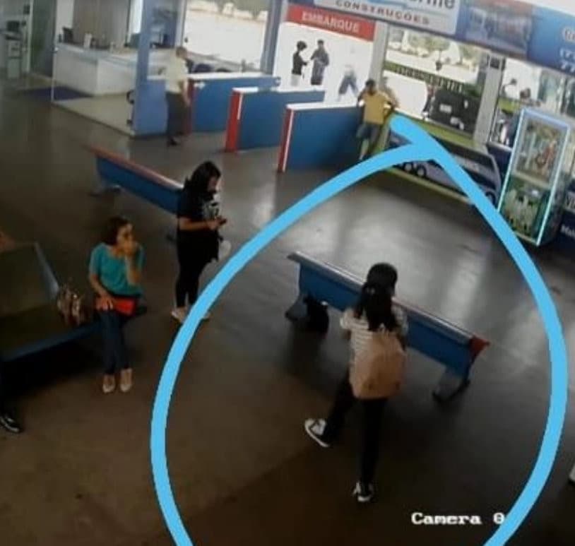 Câmeras de Segurança registram momento em que jovem desaparecida estava no Terminal Rodoviário de Poções.