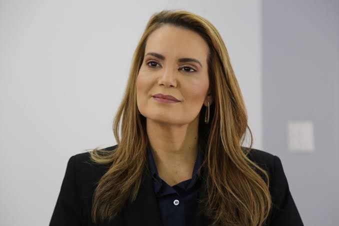Sheila Lemos dá canetada e faz mudanças no governo