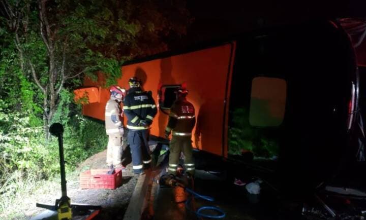 Ônibus que saiu da Bahia se envolve em acidente e deixa 2 mortos e 41 feridos