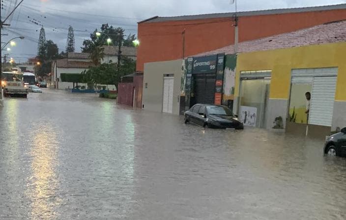Urgente em Poções: Forte temporal deixa ruas alagadas no centro. Veja as imagens!