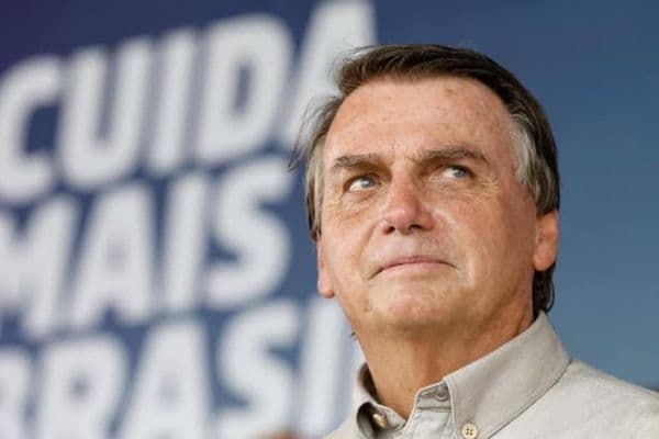 Bolsonaro é atendido no Hospital das Forças Armadas com dores abdominais