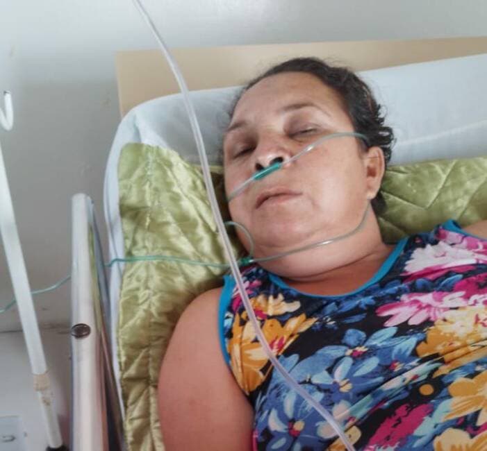 Urgente em Poções: Paciente agoniza há de 05 dias no Hospital São Lucas à espera de transferência para UTI.