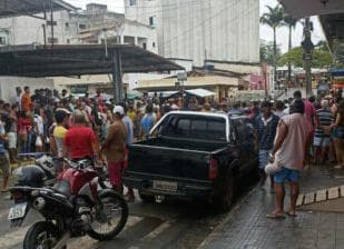 Pânico e Terror na Feira de Iguaí: Homens trocam tiros em meio a multidão.