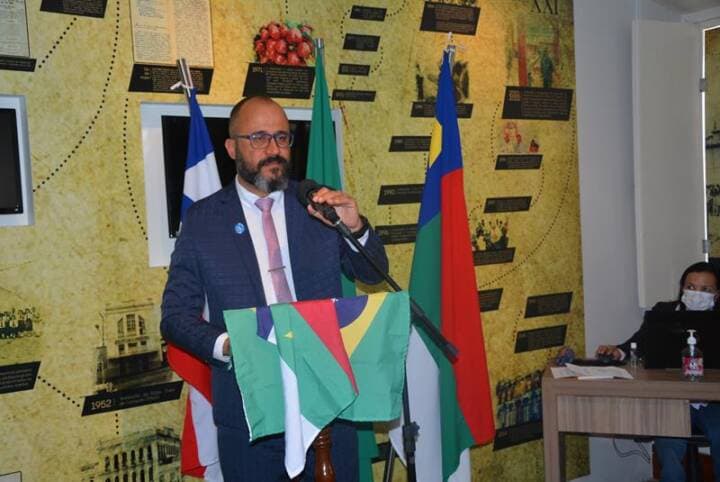 “Cada um oferece o que tem, eu só tenho flores e amor”, diz Orlando em discurso de despedida da Câmara de Conquista