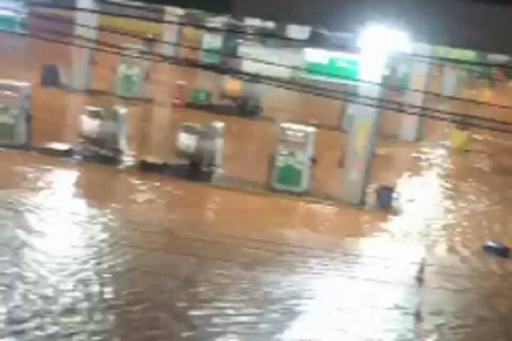 Sudoeste: Chuva alaga ruas, água invade casas e comércio em Brumado