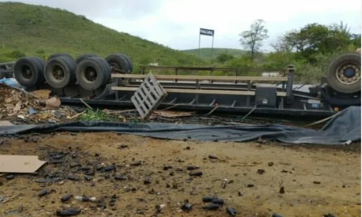 Boa Nova: Carreta tomba e motorista morre preso às ferragens na BR-116