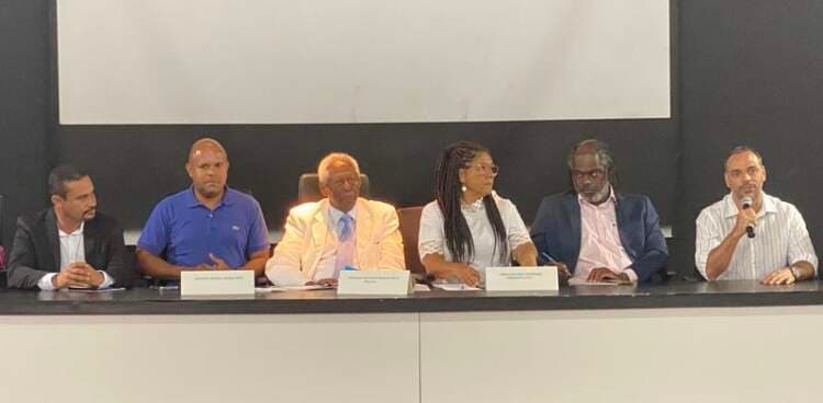 Edvaldo Brito, contribuintes e vereadores discutiram alternativas para baixar o IPTU
