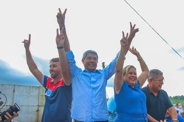 Eleições em Maiquinique: Jerônimo participa de caminhada em apoio à candidatura de Valéria Silveira à Prefeitura