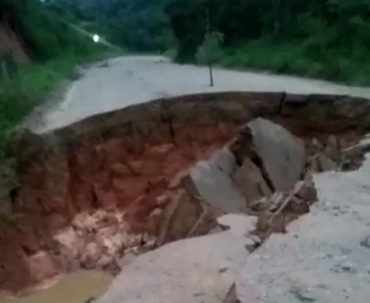 Urgente: Chuva abre cratera e interdita BR-030 entre Boa Nova e Valentim.
