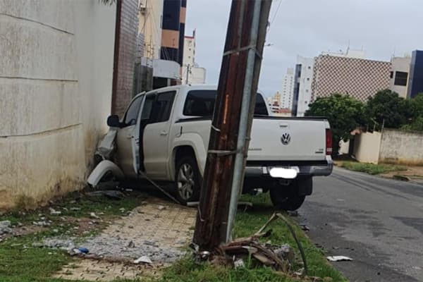 Colisão deixa veículo parcialmente destruído no Candeias em Conquista