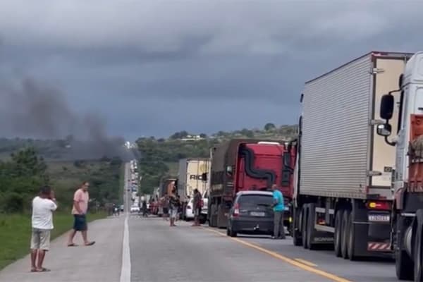Tragédia na BR-116: Rodovia segue interditada após grave acidente com três vítimas fatais