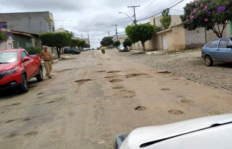 Avenida esburacada causa transtornos para os moradores de Poções
