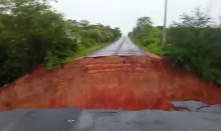 Chuva destrói pista, abre cratera e engole carro na BR-030 em Boa Nova