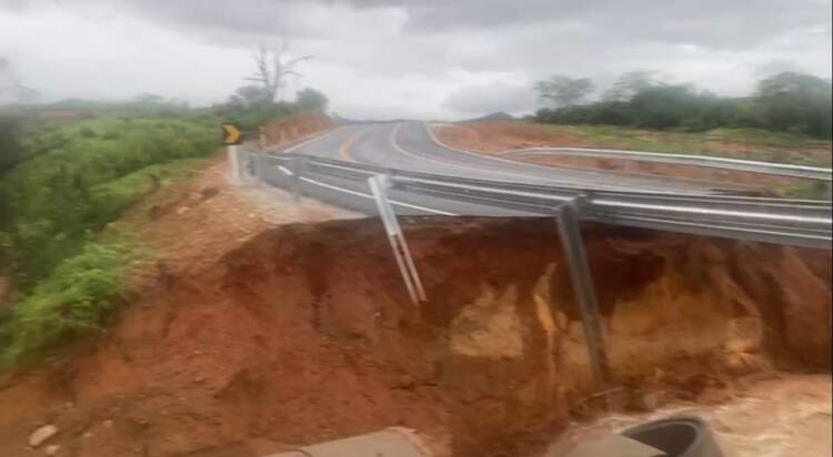 Chuva abre duas grandes crateras e interdita a BA-640 em Mirante