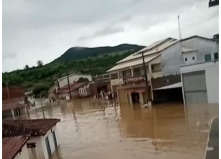 Urgente em Mirante: Rio de Contas invade povoado de Areião e casas ficam alagadas