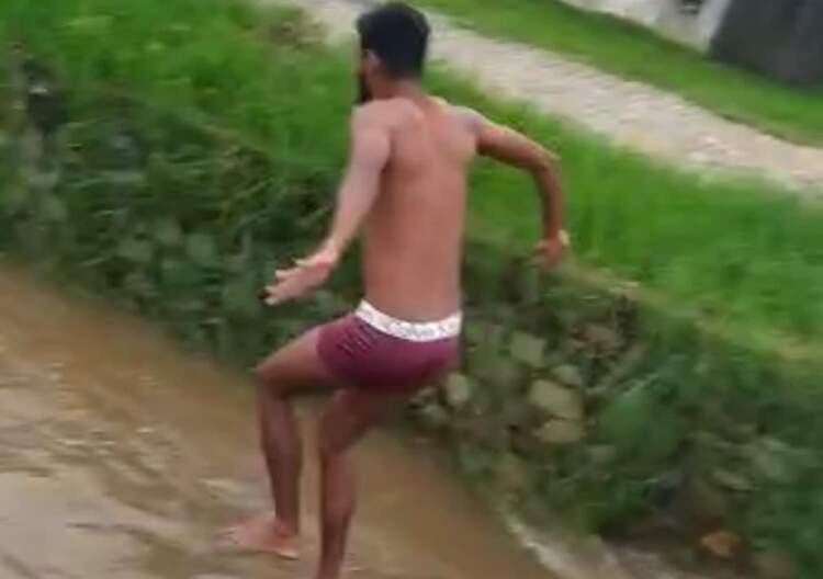 Perigo: Homem se arrisca pulando de ponte no canal do Rio São José em Poções. Assista!