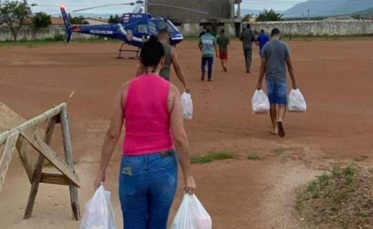 Helicóptero da GRAER auxilia na entrega de alimentos para famílias ilhadas em Mirante