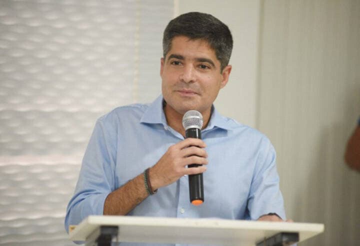 ACM Neto critica aumento de impostos e reajuste de salário do governador